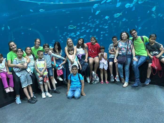 Imagen de los pequeños y sus monitores en el Poema del Mar (Foto TA).